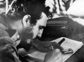 Fidel che firma la Legge di Riforma Agraria il 17 maggio del 1959. Photo: Archiv Fidel che firma la Legge di Riforma Agraria il 17 maggio del 1959. Photo: Archiv