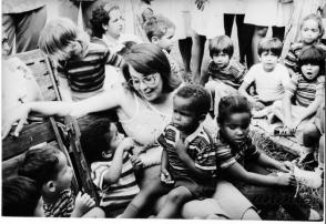 Vilma Espín conversa con i bambini appena riscattati per calmarli dopo i terribili e angosciosi momenti trascorsi nell’asilo incendiato. Foto: Archivio di Granma Vilma Espín conversa con i bambini appena riscattati per calmarli dopo i terribili e angosciosi momenti trascorsi nell’asilo incendiato. Foto: Archivio di Granma