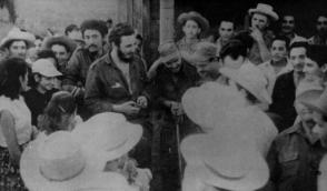 Fidel junto a un grupo de campesinos en la Sierra Maestra. Foto: Archivo Fidel junto a un grupo de campesinos en la Sierra Maestra. Foto: Archivo