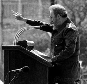 Fidel a exprimé avec une fermeté inoubliable que la Révolution, c’est, entre autres, « défier les puissantes forces dominantes à l'intérieur et à l'extérieur de la sphère sociale et nationale » et « ne jamais mentir ni violer les principes éthiques ». Photo: Juvenal Balán Fidel a exprimé avec une fermeté inoubliable que la Révolution, c’est, entre autres, « défier les puissantes forces dominantes à l'intérieur et à l'extérieur de la sphère sociale et nationale » et « ne jamais mentir ni violer les principes éthiques ». Photo: Juvenal Balán