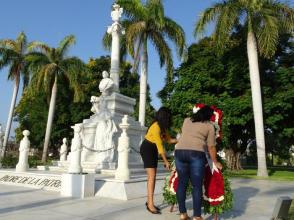 La dirección del Partido en el Distrito José Martí, depositó la ofrenda floral en nombre del pueblo de Cuba. Foto: Eduardo Palomares La dirección del Partido en el Distrito José Martí, depositó la ofrenda floral en nombre del pueblo de Cuba. Foto: Eduardo Palomares