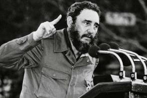 Fidel pronunciando palabras en la tribuna