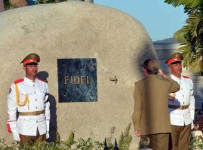 Raúl Castro en el cementerio de Santa Ifigenia Raúl Castro en el cementerio de Santa Ifigenia