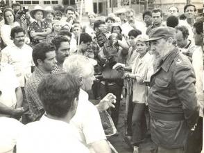 Fidel como siempre rodeado del pueblo. Fábrica de queso en construcción en Sibanicú. Foto: Archivo Fidel como siempre rodeado del pueblo. Fábrica de queso en construcción en Sibanicú. Foto: Archivo