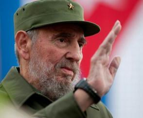 Fidel Castro saluda al pueblo cubano en uno de los actos convocados por la Revolución Cubana Fidel Castro saluda al pueblo cubano en uno de los actos convocados por la Revolución Cubana