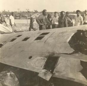 Fidel aprecia los restos de uno de los aviones derribados en Girón; junto a él, vestido de civil, el autor de este trabajo. Foto: Korda, Alberto