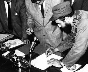 Fidel firma el acta de la toma de posesión del cargo de Primer Ministro. Fidel firma el acta de la toma de posesión del cargo de Primer Ministro.