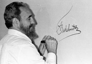 Fidel Castro firma el mural autografiado por los mandatarios participantes en la Cumbre Iberoamericana celebrada en Cartagena de Indias, Colombia, 16 de junio de 1994. Foto: Liborio Noval / Sitio Fidel Soldado de las Ideas Fidel Castro firma el mural autografiado por los mandatarios participantes en la Cumbre Iberoamericana celebrada en Cartagena de Indias, Colombia, 16 de junio de 1994. Foto: Liborio Noval / Sitio Fidel Soldado de las Ideas