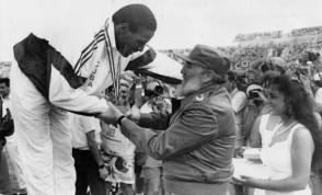 Fidel poniéndole la medalla de oro a Javier Sotomayor en los Juegos Panamericanos, La Habana 1991