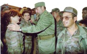 Il Comandante in Capo conosceva ogni dettaglio del terreno e dei combattenti con i quali condivise esperienze, come con questi due giovani. Al suo fianco l’attuale ministro delle FAR, generale di cerpo d’esercito Leopoldo Cintra Frías. Photo: Archivo Il Comandante in Capo conosceva ogni dettaglio del terreno e dei combattenti con i quali condivise esperienze, come con questi due giovani. Al suo fianco l’attuale ministro delle FAR, generale di cerpo d’esercito Leopoldo Cintra Frías. Photo: Archivo