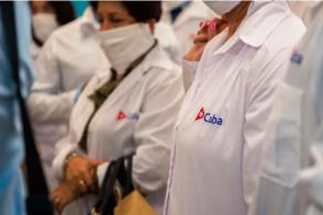 Medicos cubanos a su llegada a Martinica. Foto: AFP Medicos cubanos a su llegada a Martinica. Foto: AFP