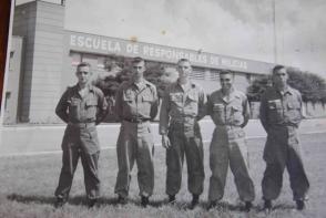 Nelson (segundo de derecha a izquierda) en la escuela de Milicias antes del ataque a Girón.