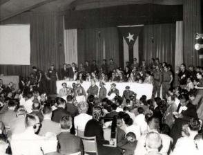 Vista de la intervención de Fidel en la conferencia de prensa durante la Operación Verdad, en el salón Copa Room, del Hotel Habana Riviera, en enero de 1959. Vista de la intervención de Fidel en la conferencia de prensa durante la Operación Verdad, en el salón Copa Room, del Hotel Habana Riviera, en enero de 1959.