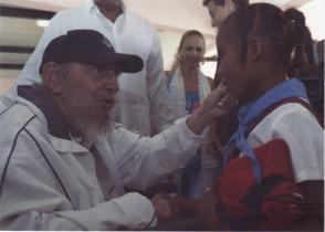 Fidel Castro saluda a estudiantes en el Complejo educacional Vilma Espín