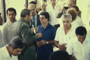 Junto a Frei Betto y un grupo de científicos cubanos en la Inauguración del Centro de Ingeniería Genética y Biotecnología de La Habana