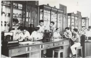 Fidel Castro Ruz aula de Física del Colegio de Belén, 1943
