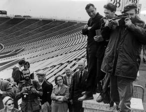 Fidel Castro tomando una foto al Estadio Kirov