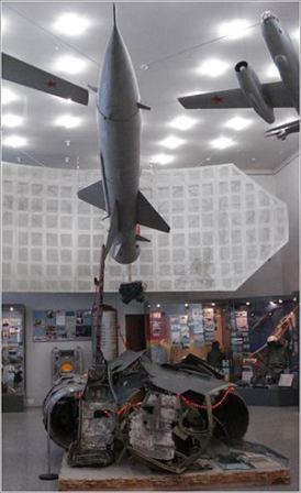 Restos del U-2 recuperados por los soviéticos. Encima de éstos está el modelo de cohete y radar que lo derribó.