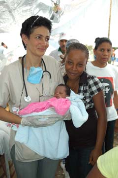La pediatra Zilda con la pequeña Elizabeth y su mamá.