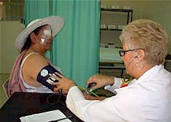 La doctora villaclareña Bárbara Sánchez  atiende a un paciente indígena  de origen quechua.